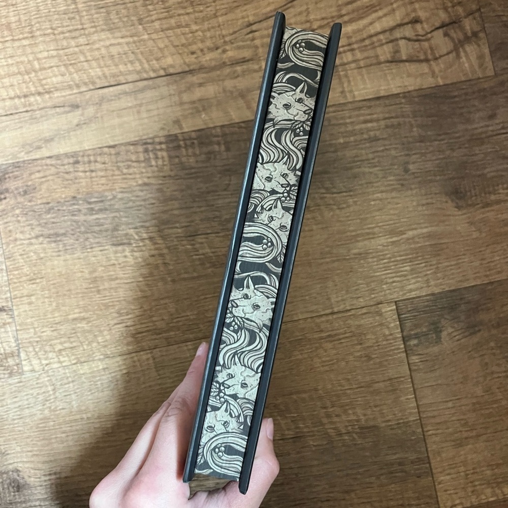 Queen Among The Dead The bookish Box Exclusive Edition - Picture 2 of 8